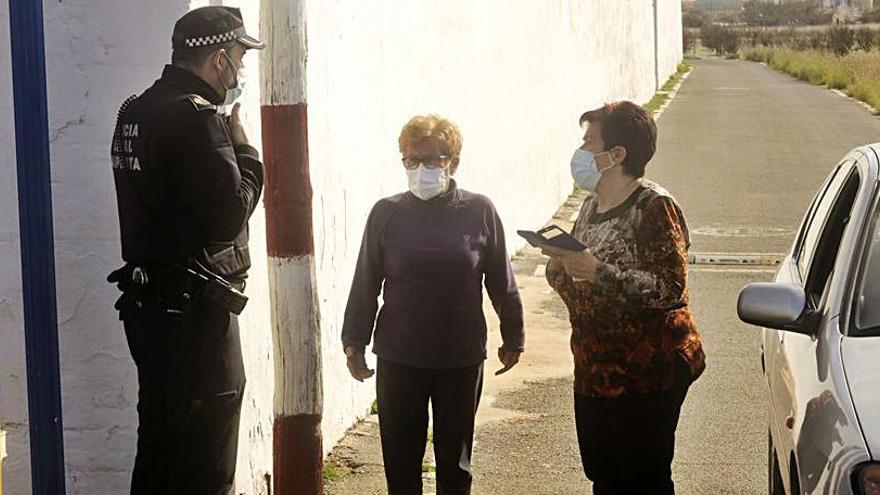 Vecinas preocupadas por sus parientes acuden al camposanto. | EDUARDO RIPOLL