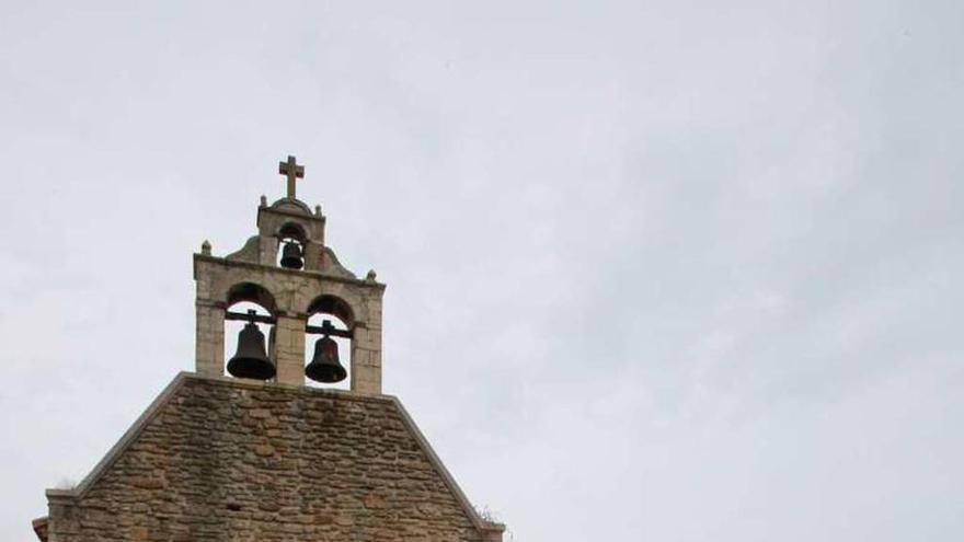 La llegada del féretro de Benigna Fernández a la iglesia.