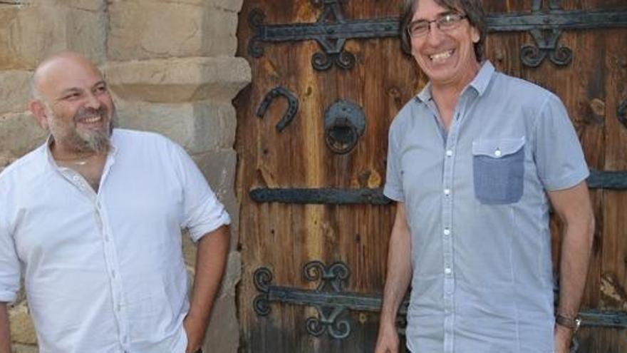 Per l&#039;esquerra,e l regidor Francesc Ribera amb l&#039;alcalde de Puig-reig Josep Maria Altarriba, rient, aquest dimarts a Avià
