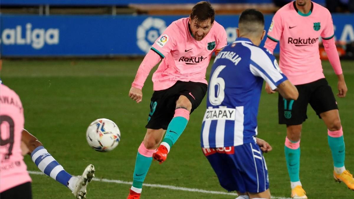 Messi dispara en una acción del Alavés-Barcelona de la primera vuelta
