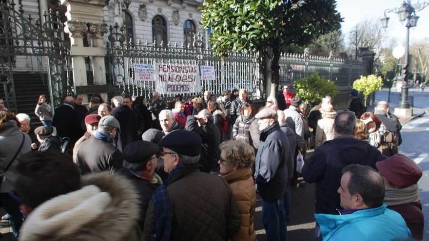 Movilización ante la Junta en defensa de las pensiones