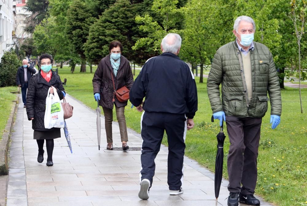 Los mayores de 70 y las personas dependientes de Vigo aprovecharon este sábado el primer día para salir a la calle durante la desescalada de medidas del coronavirus.