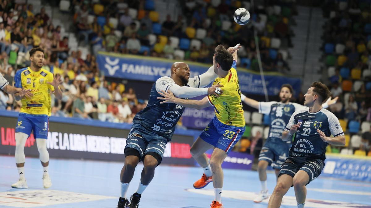 Ángel Rivero defiende a Ángel Pérez de Inestrosa en una acción del partido entre el Caserío Ciudad Real y el Frigoríficos.