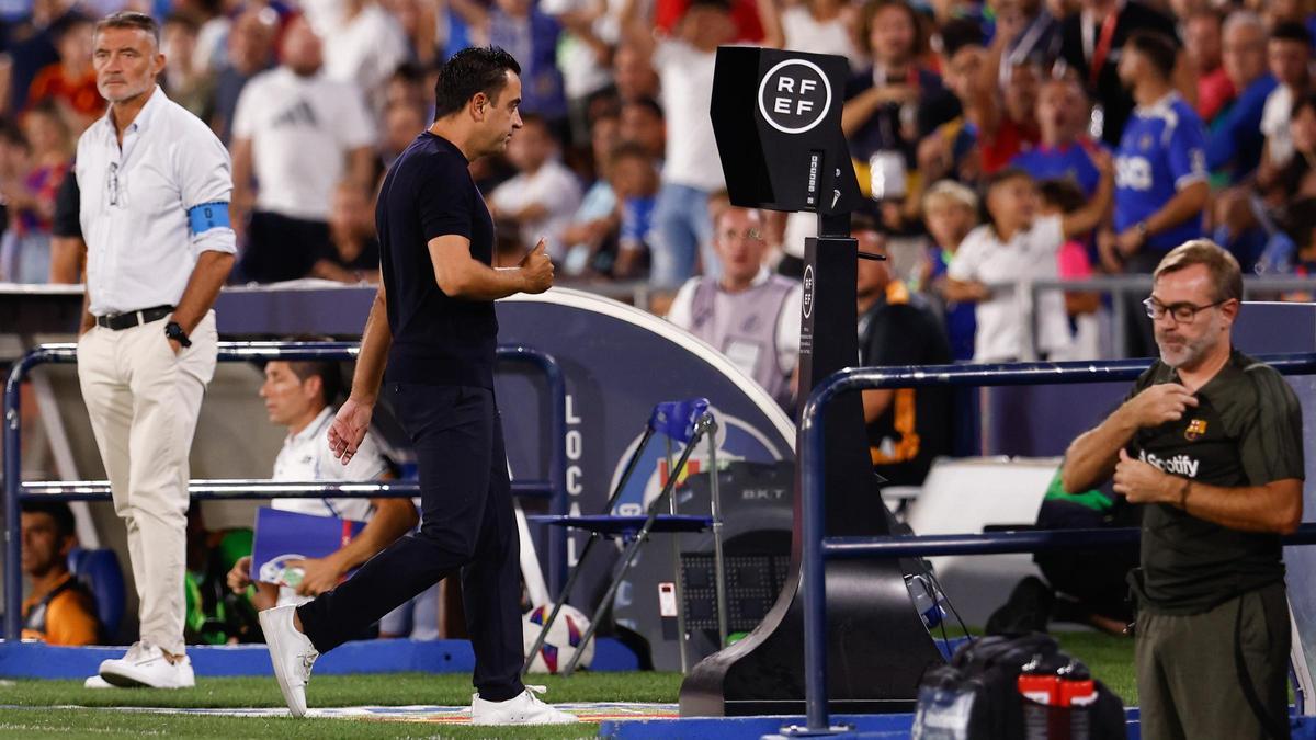 Xavi se marcha expulsado por Soto Grado del Getafe-Barça, con Òscar, su hermano, a la derecha de la imagen. A la izquierda, el exárbitro Manuel Mejuto González, delegado del Getafe.