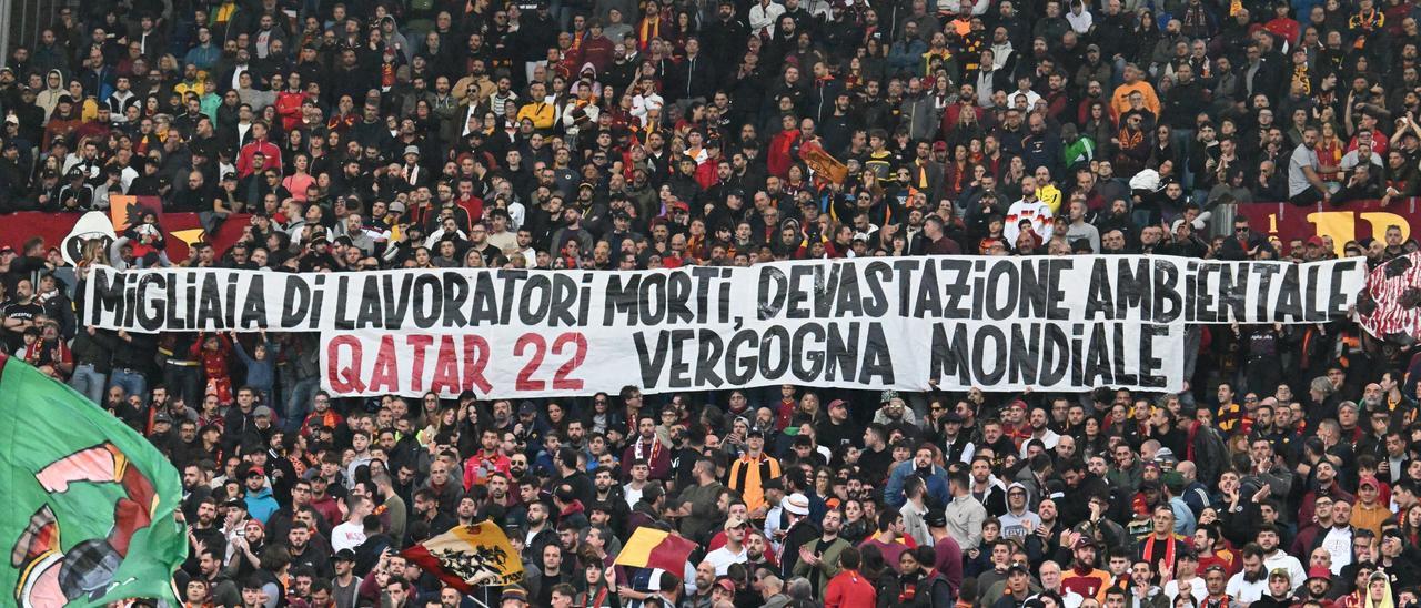 Una pancarta contra el Mundial de Catar en el Roma-Torino de ayer en la Serie A italiana.