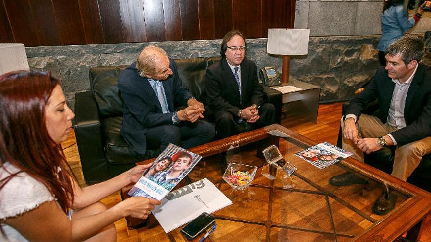 Desde la izquierda: Patricia Hernández, Carmelo Angulo, Amós García -presidente de Unicef Canarias- y Fernando Clavijo.