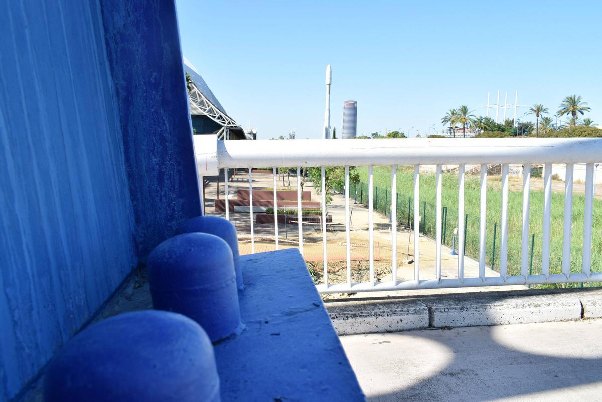 Pasarela del antiguo lago de la Expo92