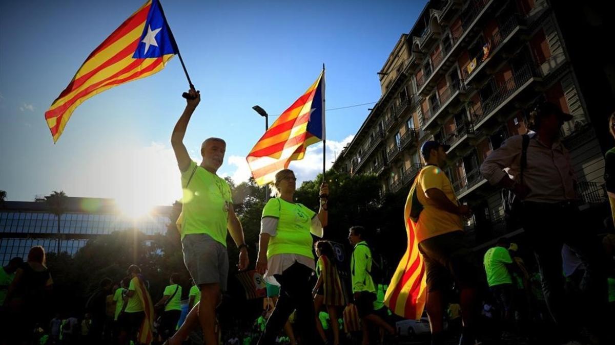 Gente paseando durante la Diada de 2017.