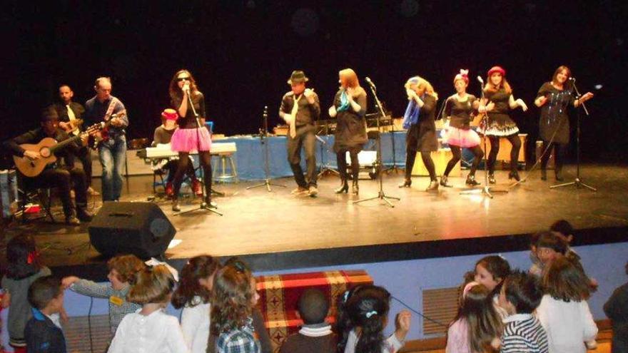 El colegio Gervasio Ramos aprende música con un concierto del grupo de animación &quot;Game&quot;