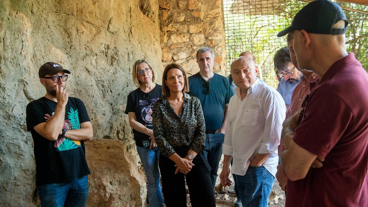 Paco Teruel y la alcaldesa, Yolanda Pastor, atienden las explicaciones de los técnicos en la cueva.