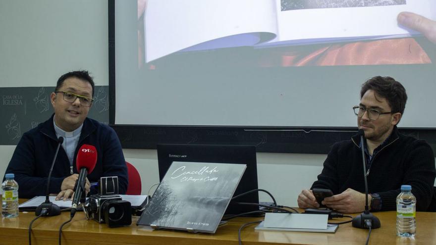 Desde la izquierda, Ángel Carretero y Eduardo Almeida en la presentación de fotolibro. | Alba Prieto