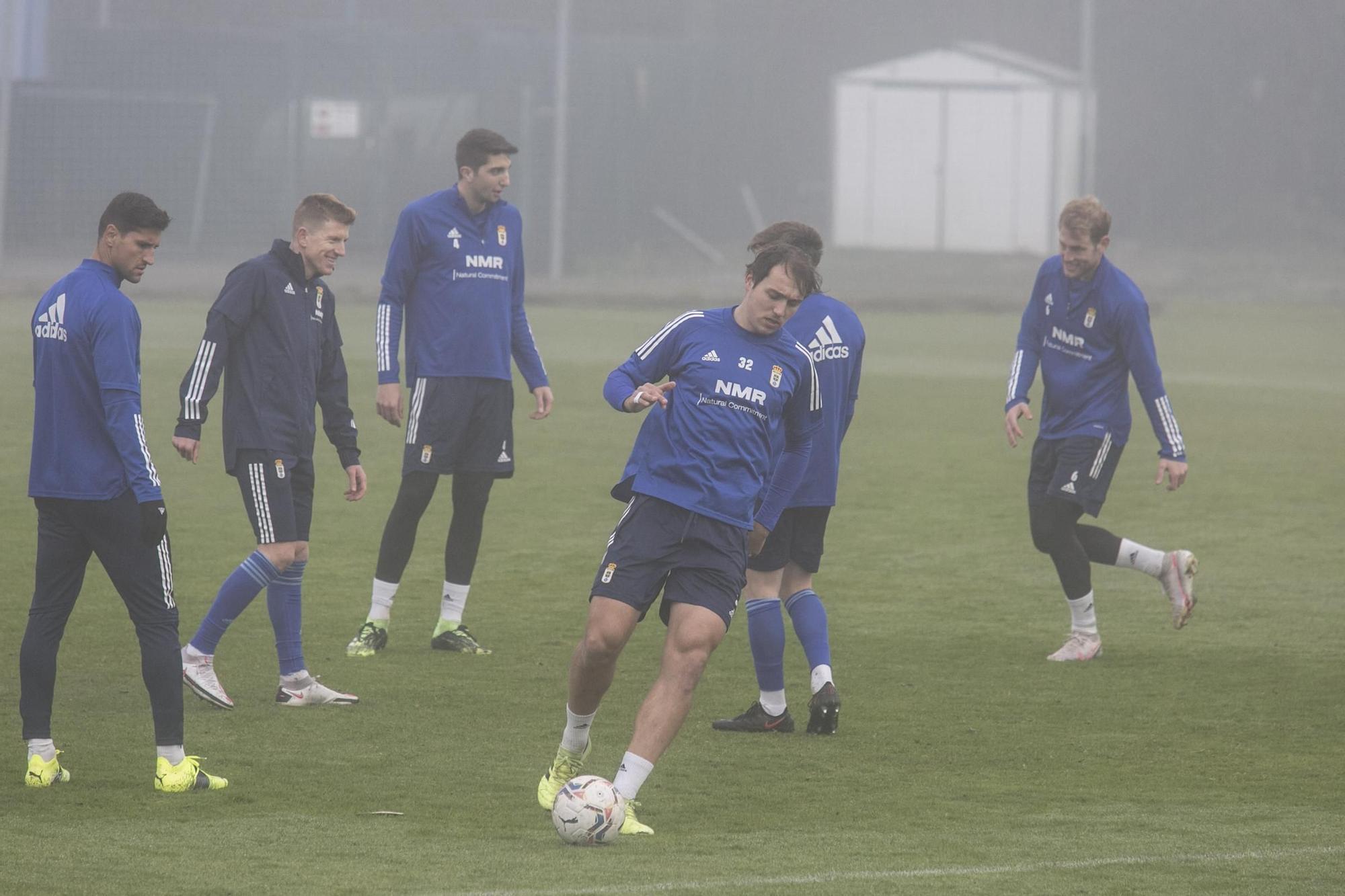 El entrenamiento del Oviedo en mitad de la niebla