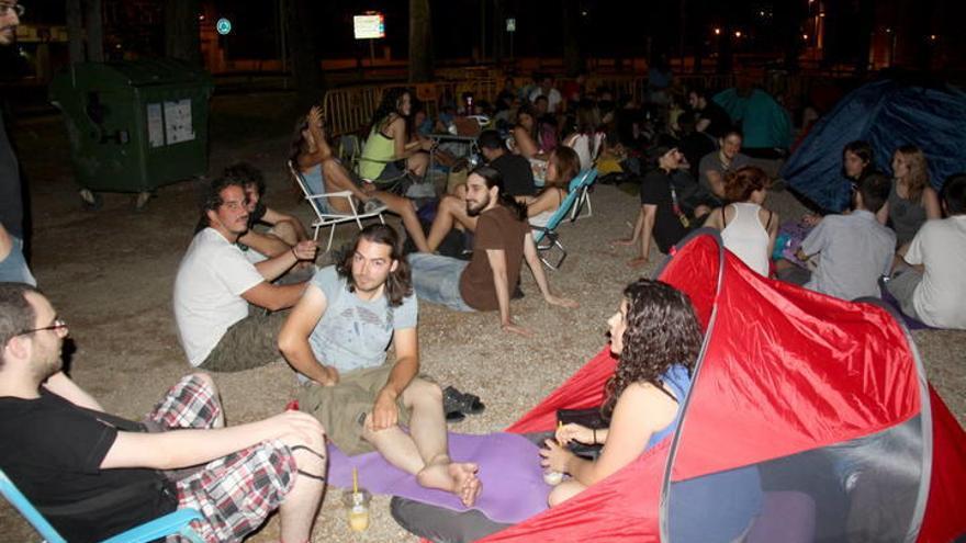 Gent acampada per poder assistir al càsting.