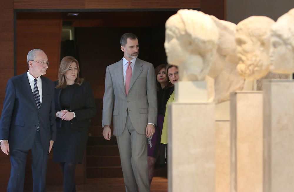 El rey se mostró muy amable con el público alrededor del Palacio de la Aduana, antes y después de su visita al Museo de Málaga.