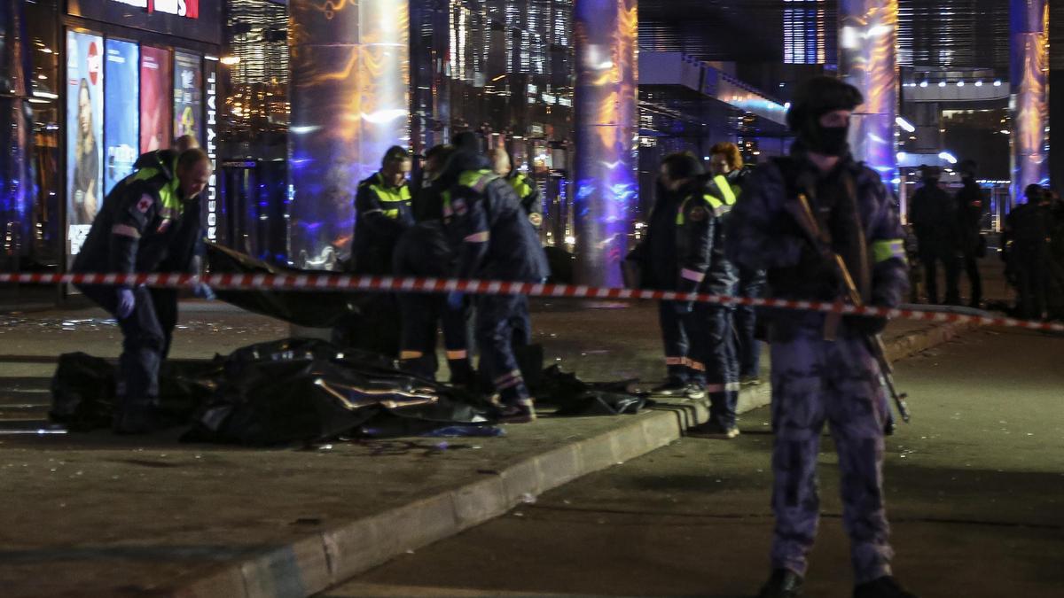 Los investigadores hallan armas tras el atentado yihadista en Moscú en el que han muerto asesinadas al menos 133 personas