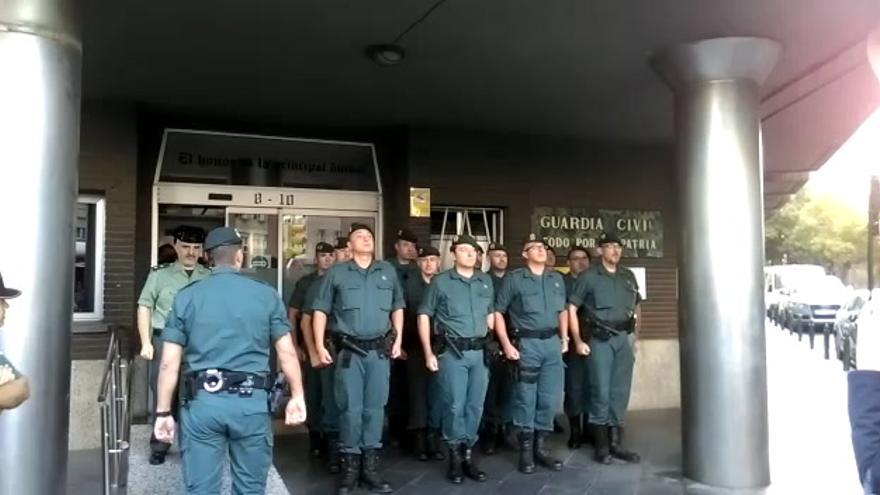 Despedida 'marcial' para los agentes de la Guardia Civil rumbo a Cataluña