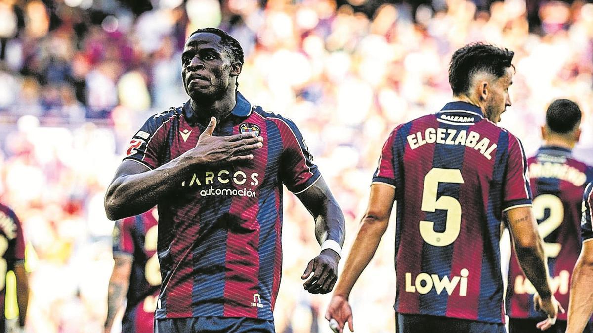 Etta Eyong se golpea el pecho tras marcar el segundo gol al Betis.