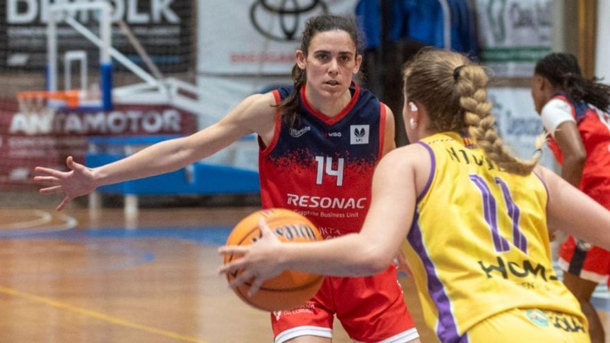 Eugenia Filgueira defiende en un partido con Maristas. |  Casteleiro/ Roller Agencia