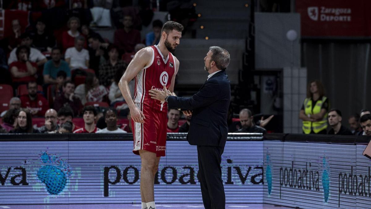 Miguel González conversa con Joan Plaza durante el partido ante el Recoletas Salud San Pablo Burgos.