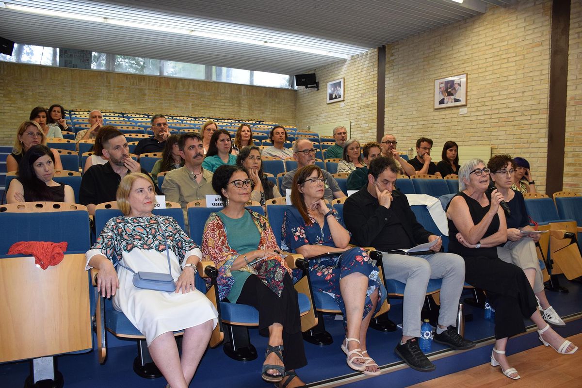 Asistentes a la defensa de la tesis. En primera fila, el tribunal y la intérprete.