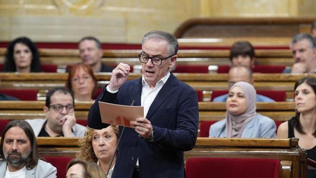 El dictat d’ERC, Josep María Jové, durant una sessió plenària, al Parlament de Catalunya, a 22 de juliol del 2026, a Barcelona, Catalunya (Espanya). Illa compareix avui al Parlament per informar sobre els canvis al Govern després del nomenament de Raúl Moreno com a nou conseller de Drets Socials en substitució de Mònica Martínez Bravo. La compareixença té lloc al marge que ha deixat el debat de la proposició de llei de les cambres de comerç catalanes i del Consell General de Cambres, que s’ha posposat perquè els Comuns i la CUP l’han portat al Consell de Garanties Estatutàries (CGE). 22 juliol 2026 David Zorrakino / Europa Press 22/07/2025. Josep Maria Jové; David Zorrakino