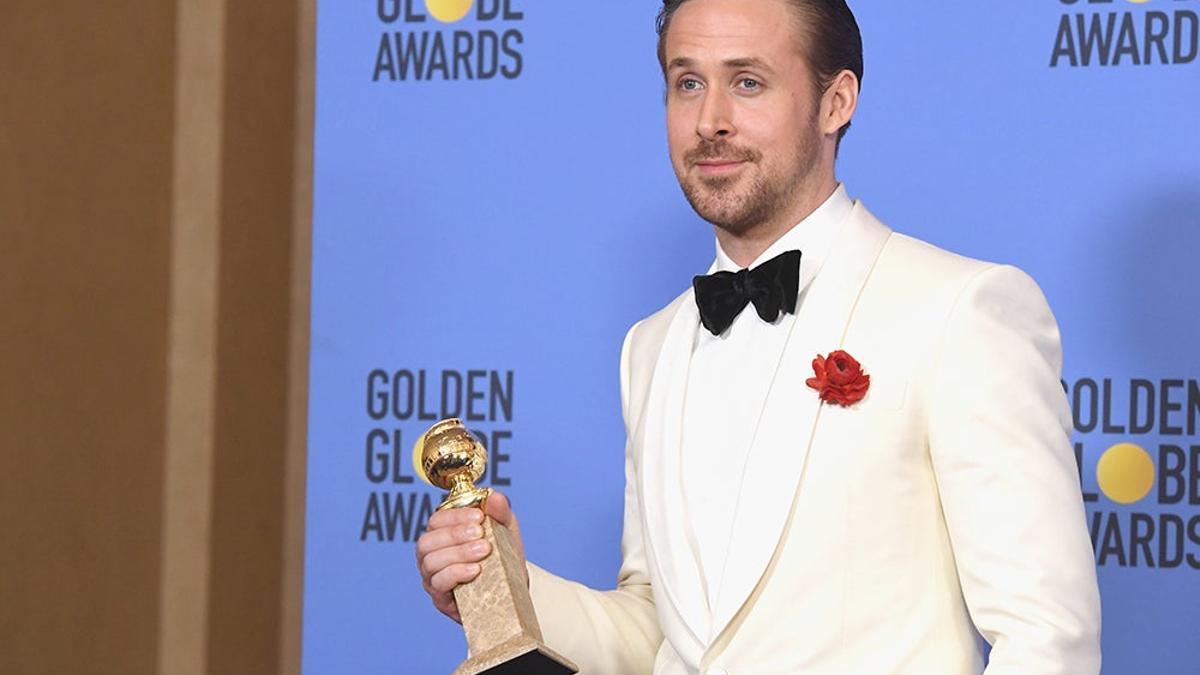 Ryan Gosling con su Globo de Oro 2017 a Mejor Actor