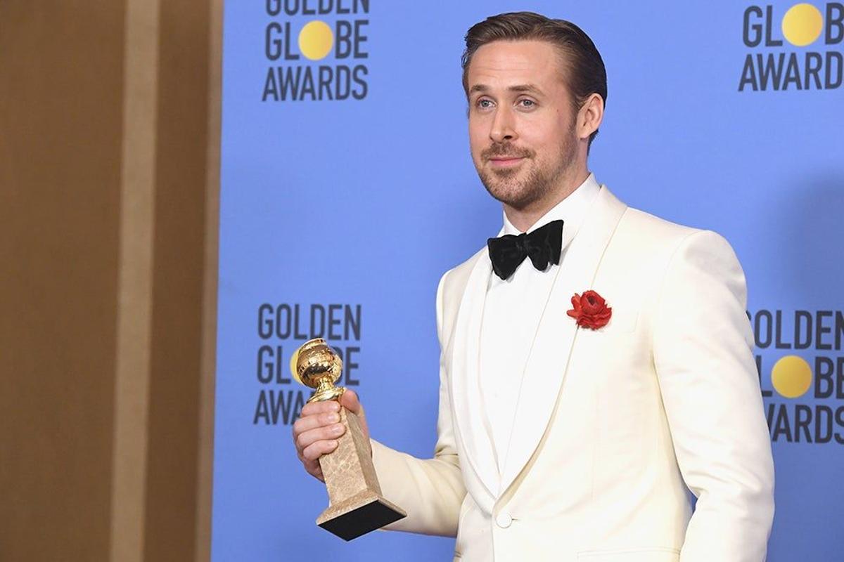 Ryan Gosling con su Globo de Oro 2017 a Mejor Actor