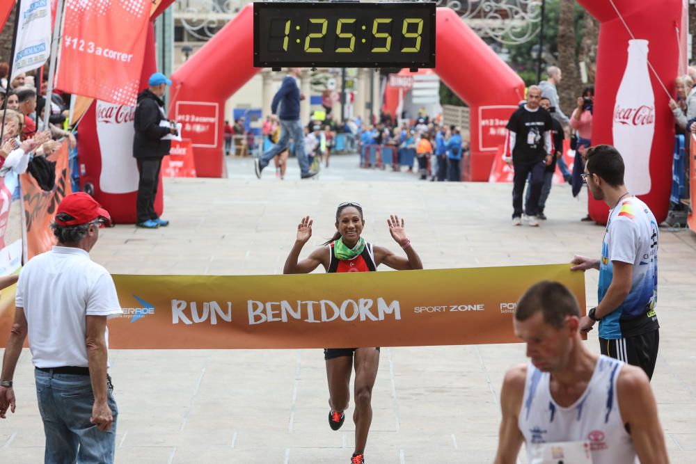 Los veteranos atletas triunfan en la prueba de Benidorm que reunió a más de 2.500 deportistas.