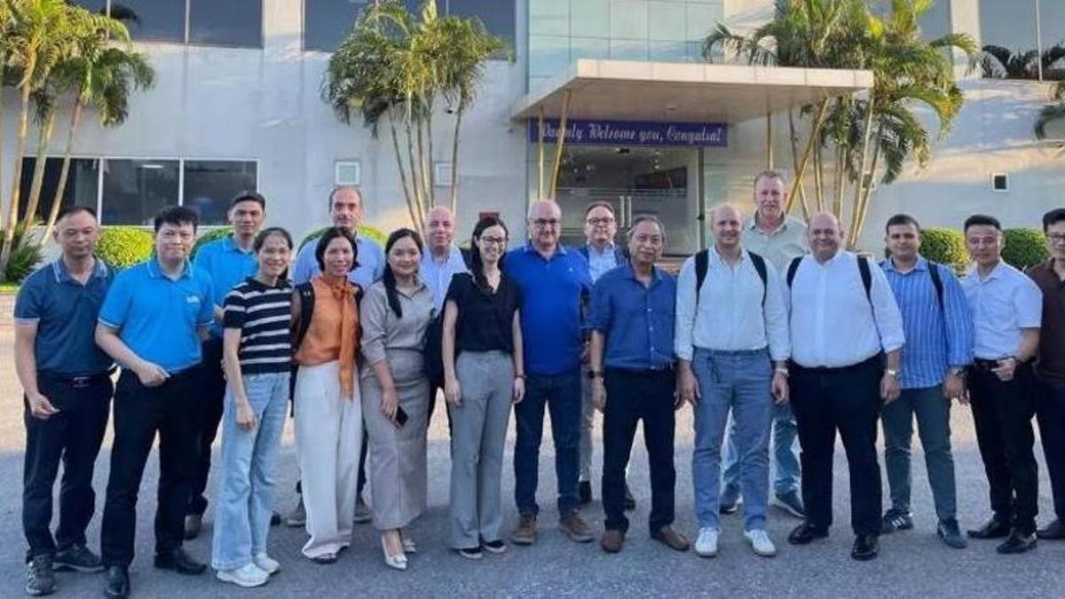 Foto de familia de Congalsa y Lenger Seafoods en Vietnam tras el anuncio de la adquisición.