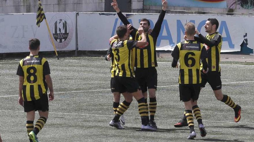 Adrián, central del Rápido de Bouzas, celebra el segundo gol del cuadro boucense. // Ricardo Grobas