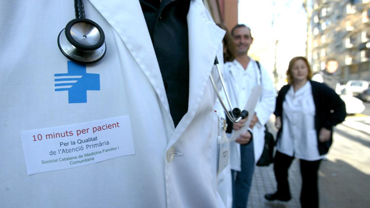 Concentración de médicos en el distrito de Sant Martí, en abril del 2010.