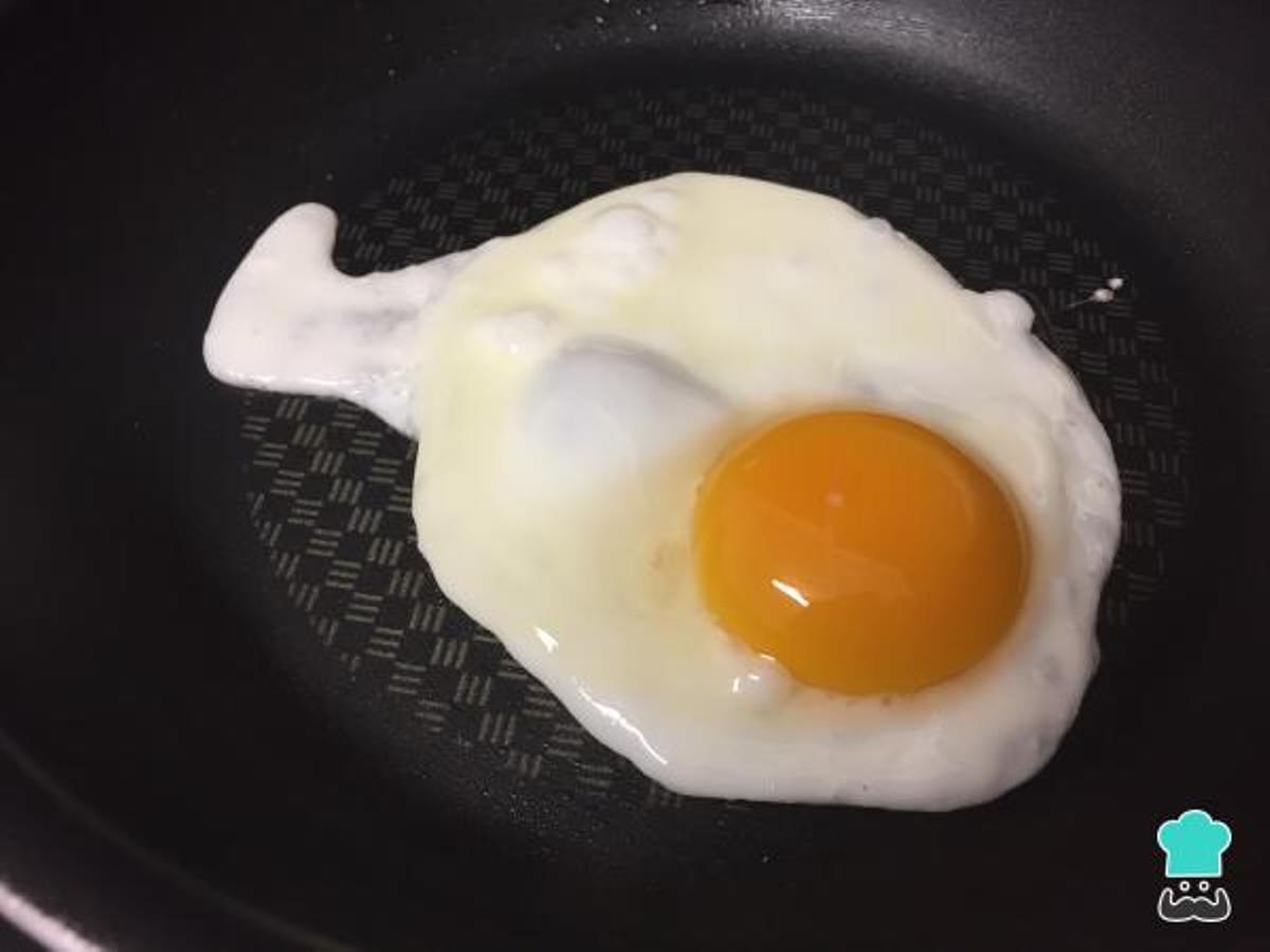 Unos huevos fritos, pero sin aceite, con un buen sabor y con menos calorías.