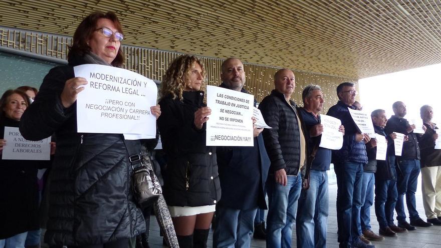 Concentración sindical en la Ciudad de la Justicia contra la ley de Eficiencia Organizativa