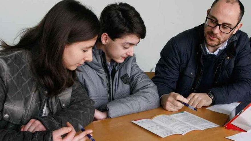 Berta Herrador y Mateo de la Fuente, con su profesor Miguel Pinto.