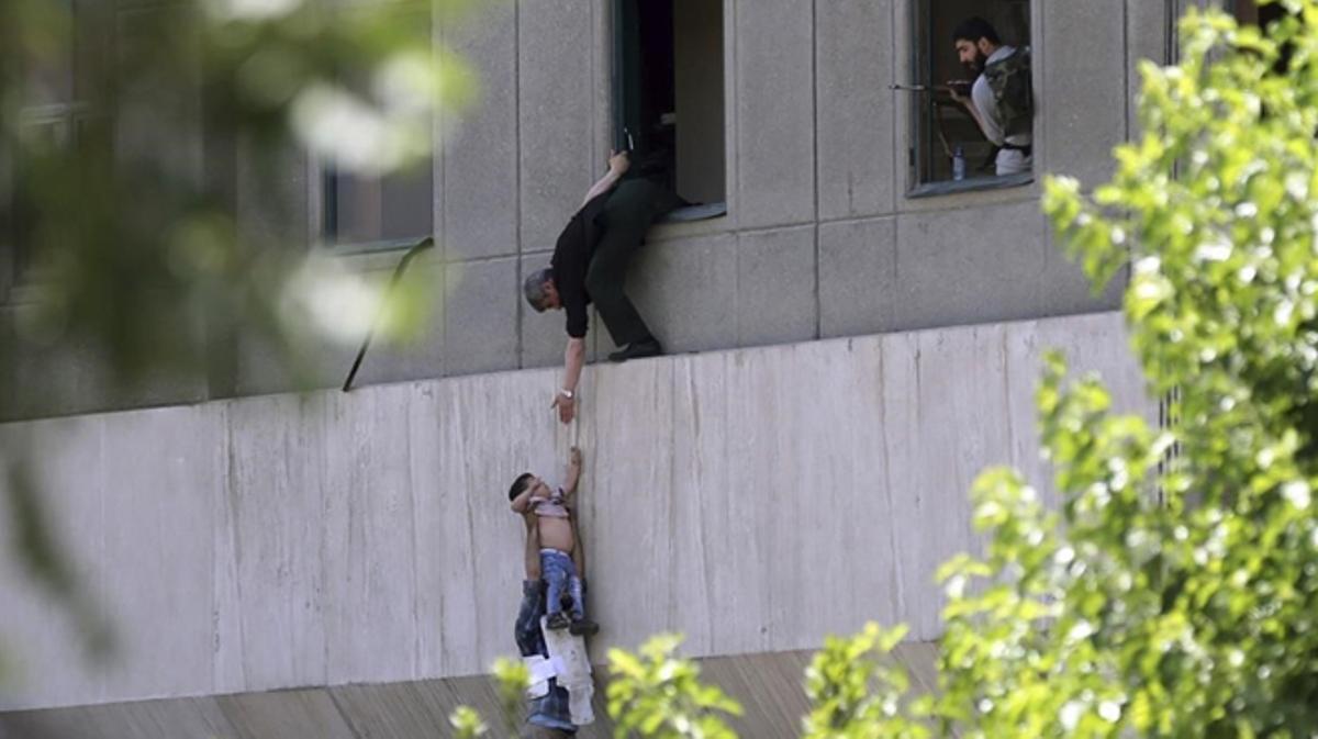 Almenys hi ha 12 morts i més de 39 ferits després dels atacs.