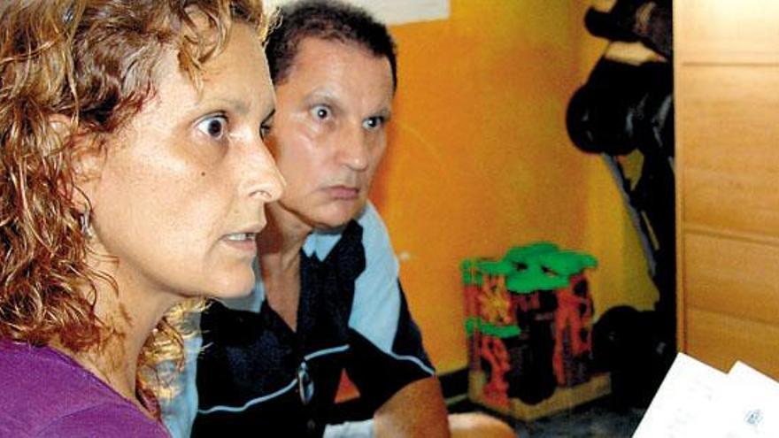 Fátima y Juan posan con las denuncias interpuestas, en su casa de La Feria.