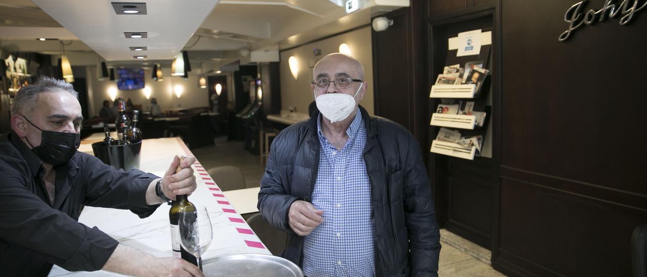 Javier García y Manuel Pardo,  en la cafetería-tienda Johy.