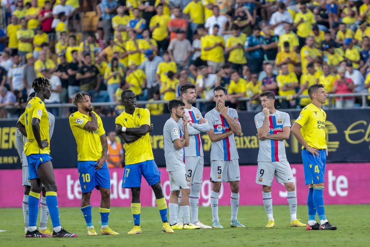 Los jugadores de ambos equipos durante la emergencia médica del Cádiz vs. FC Barcelona