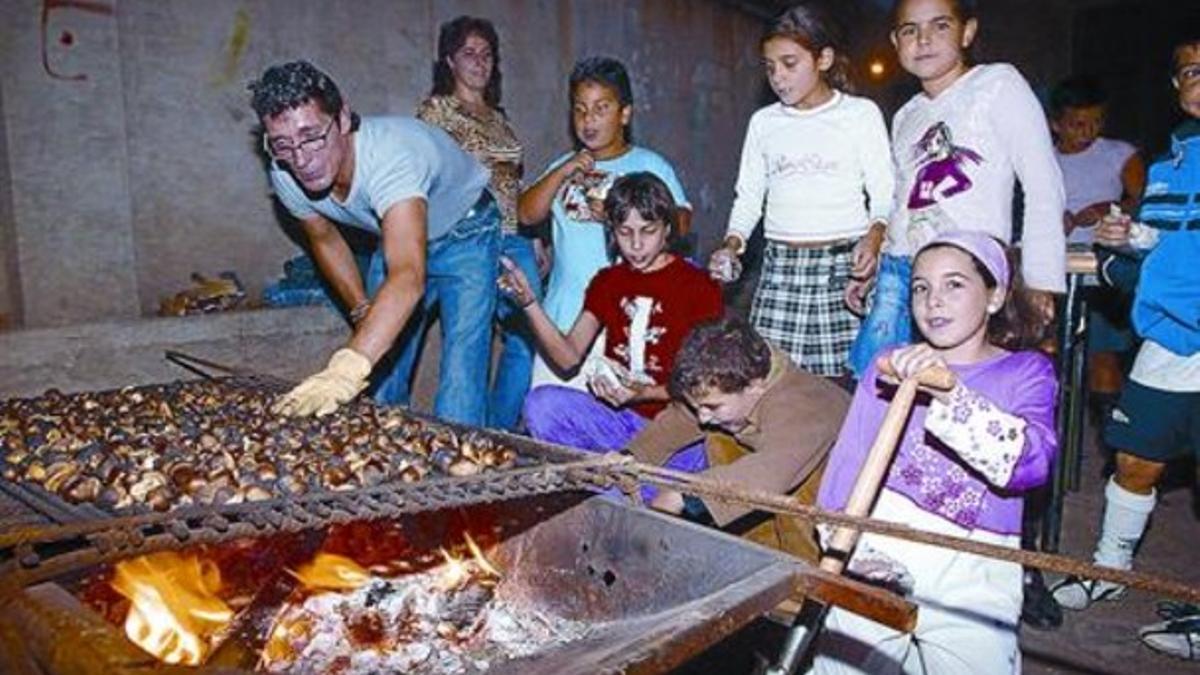 Niños en una castañada popular en la Verneda, en Todos los Santos del 2005.