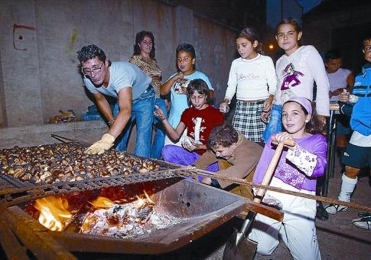 Nens en una castanyada popular a la Verneda, per Tots Sants del 2005.