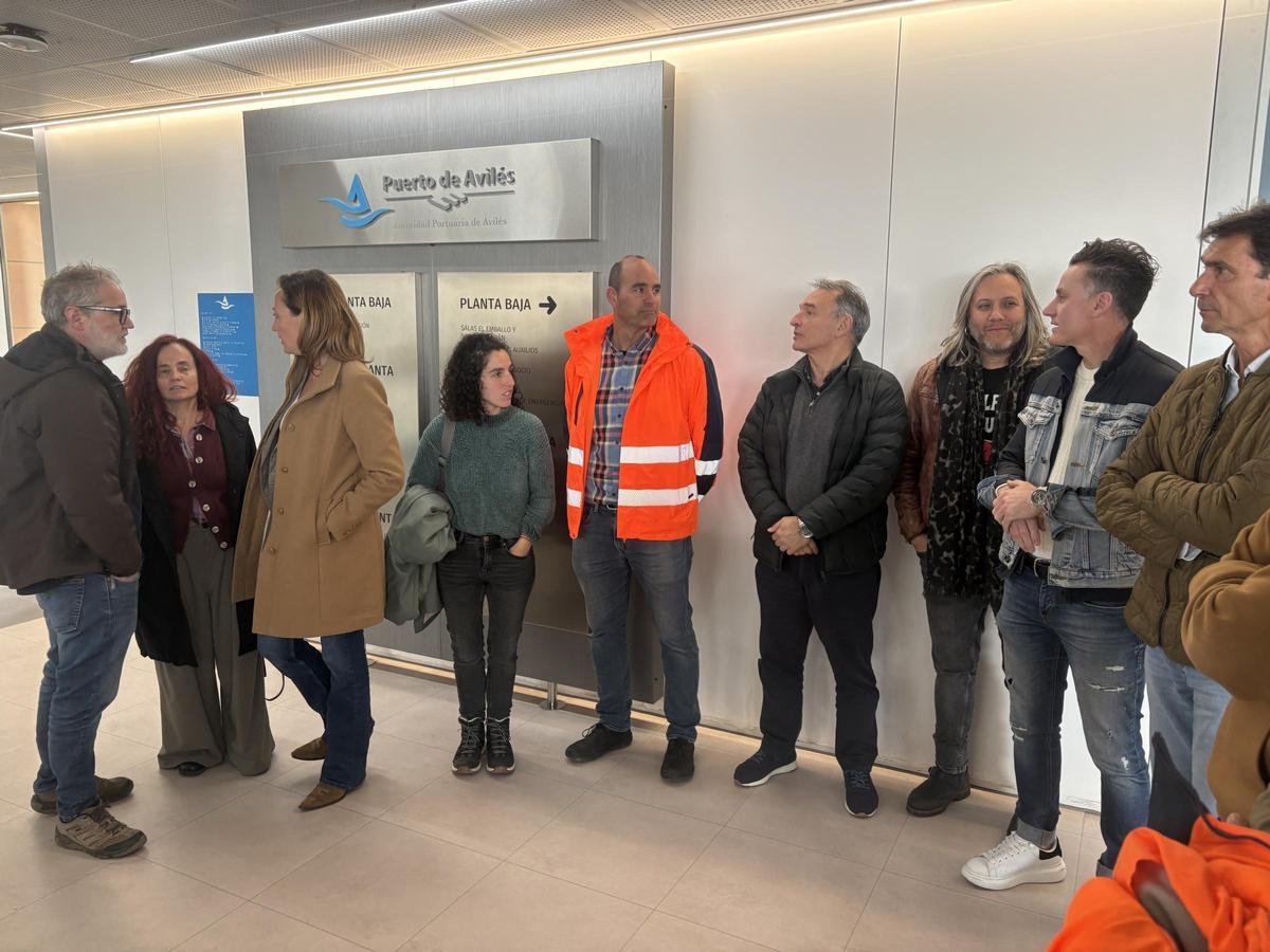 Encuentro de estibadores y diputados de Sumar, este lunes, en el vestíbulo de la Autoridad Portuaria