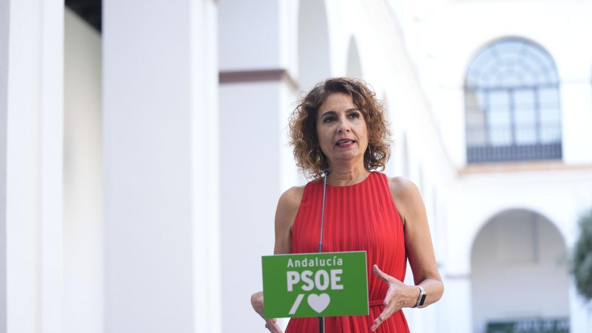 La secretaria general del PSOE de Andalucía, María Jesús Montero, atiende a los medios en el Parlamento andaluz.