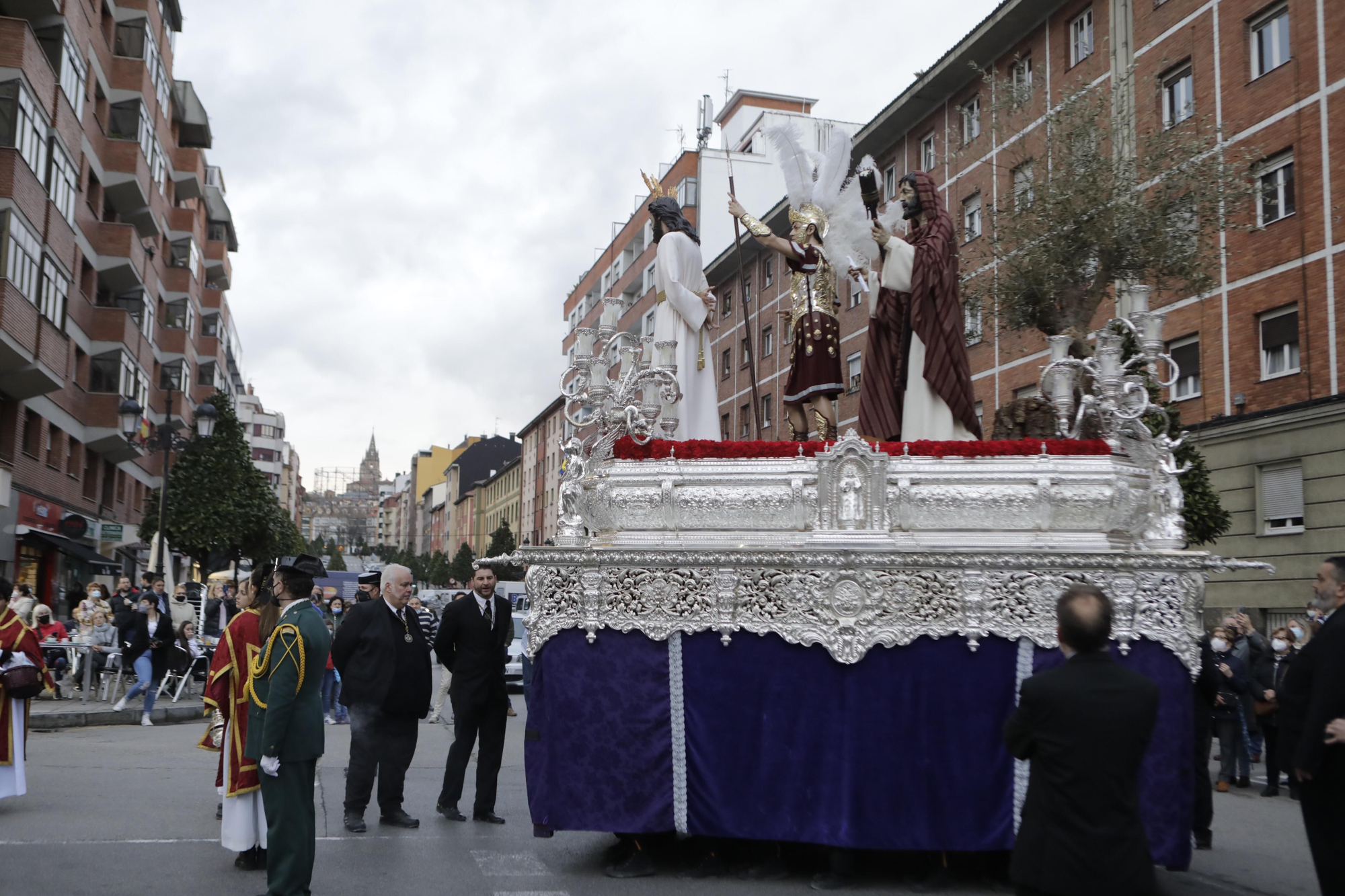 Los Estudiantes llevan al Señor de la Sentencia desde el cielo al Paraíso
