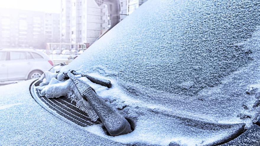 Cómo quitar el hielo del parabrisas de los coches