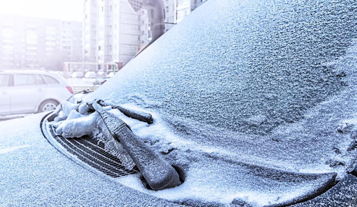 Cómo quitar el hielo del parabrisas de los coches