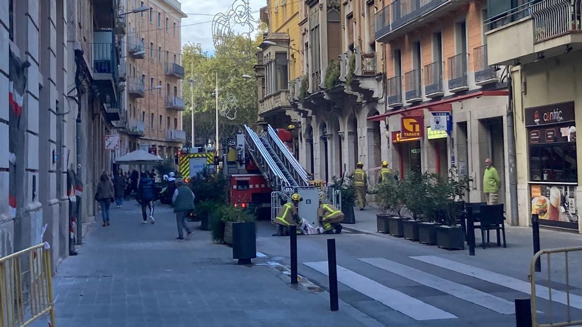 Els efectius d&#039;emergències treballant davant l&#039;edifici de Figueres.