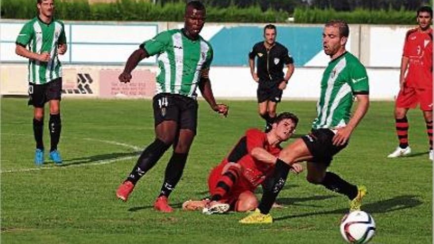 Una acció del partit d&#039;ahir entre el Peralada i el Granollers disputat al camp Municipal.