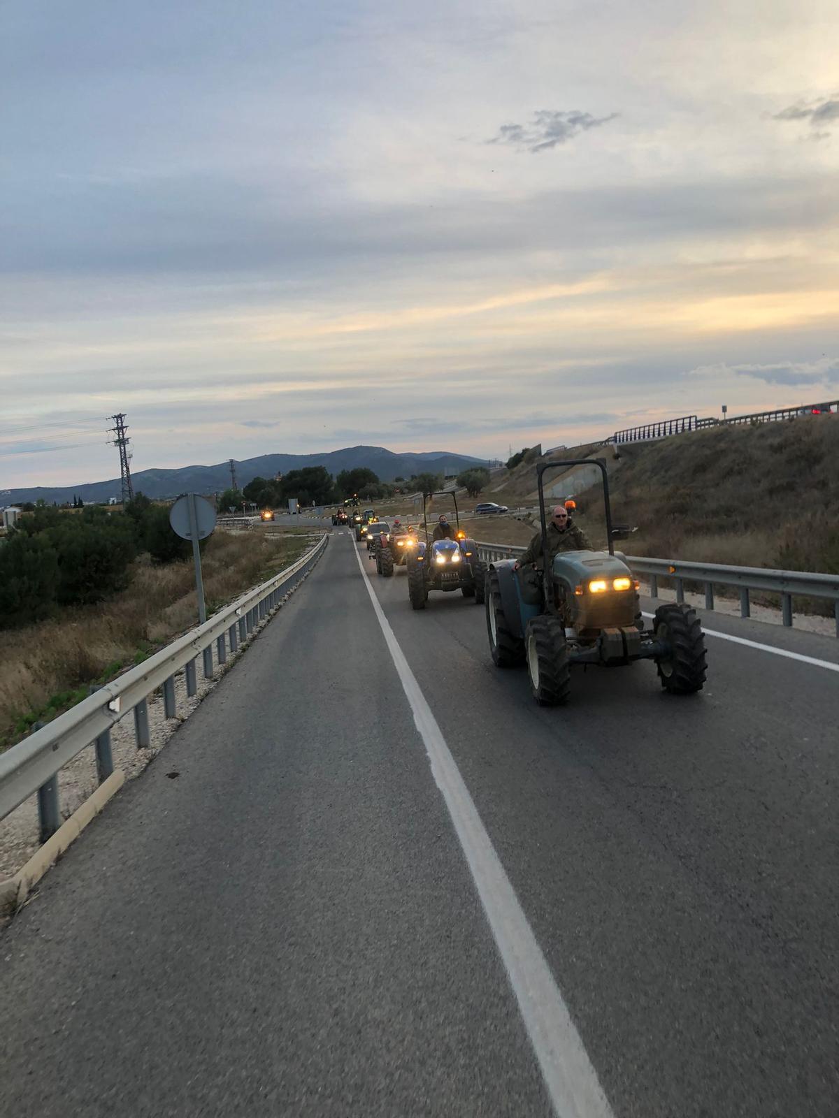 Los tractores circulan por la carretera en la Jana