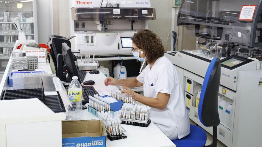 Profesional en el laboratorio periférico de Alergias.