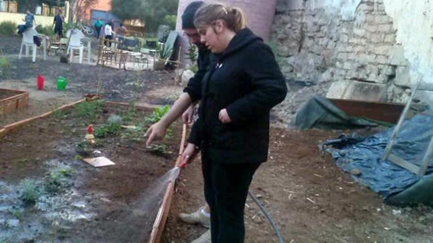 Dos jóvenes participan en una actividad de huerto urbano de Aspercan. | lp / dlp